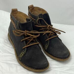 Born Women’s 8.5 Gray NWOT Temple Lace Up Suede Ankle Booties Comfort Shoes